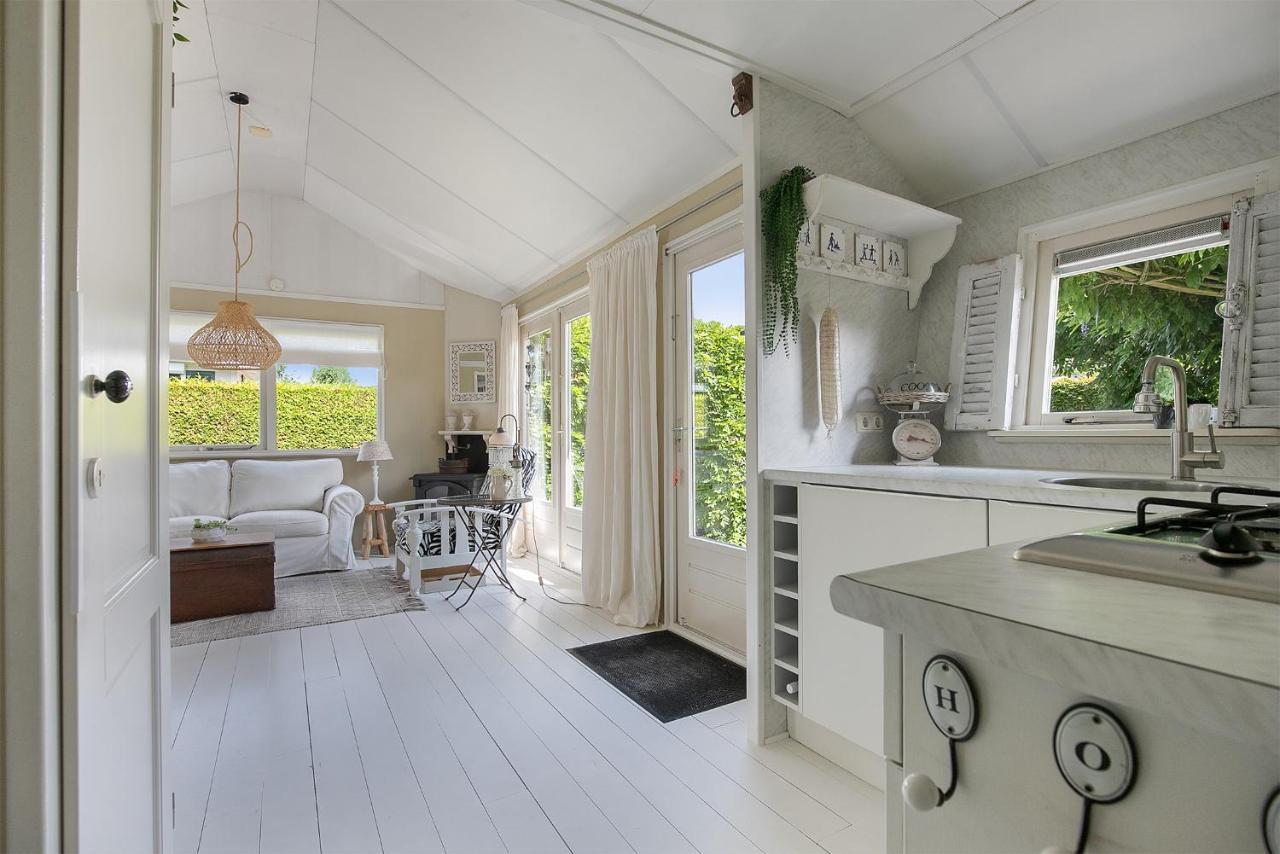 Beautiful 6-Person Chalet With Finnish Wood-Fired Sauna Tzummarum ภายนอก รูปภาพ
