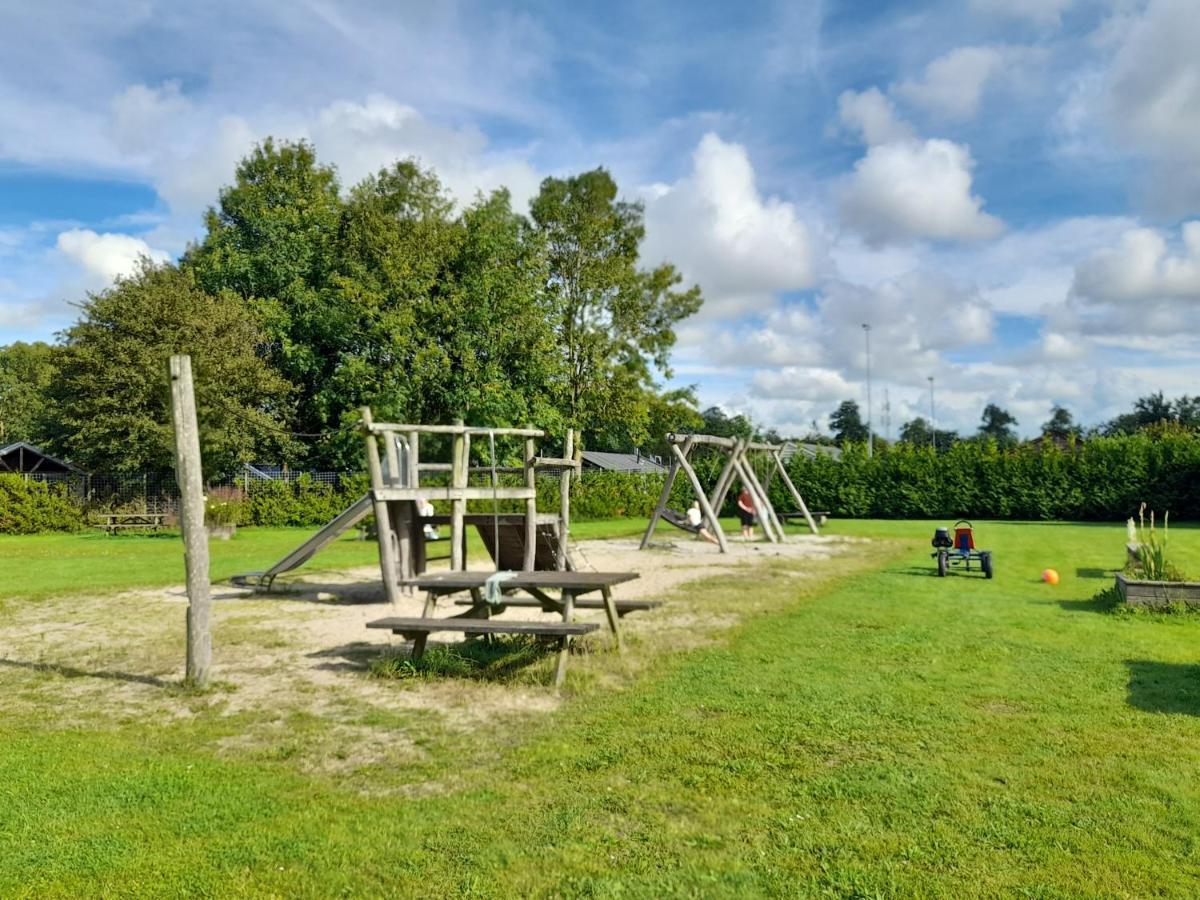 Beautiful 6-Person Chalet With Finnish Wood-Fired Sauna Tzummarum ภายนอก รูปภาพ