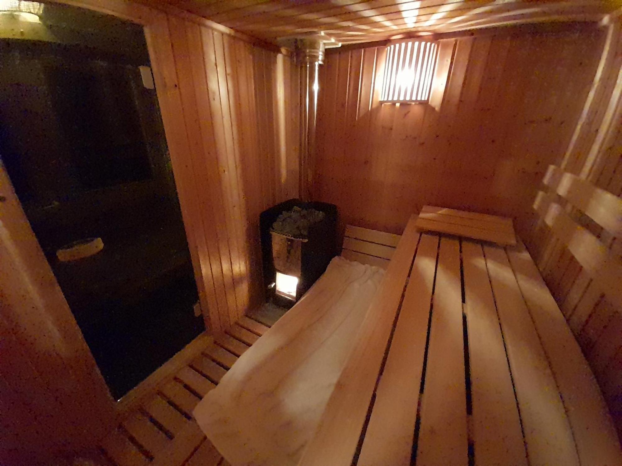 Beautiful 6-Person Chalet With Finnish Wood-Fired Sauna Tzummarum ภายนอก รูปภาพ