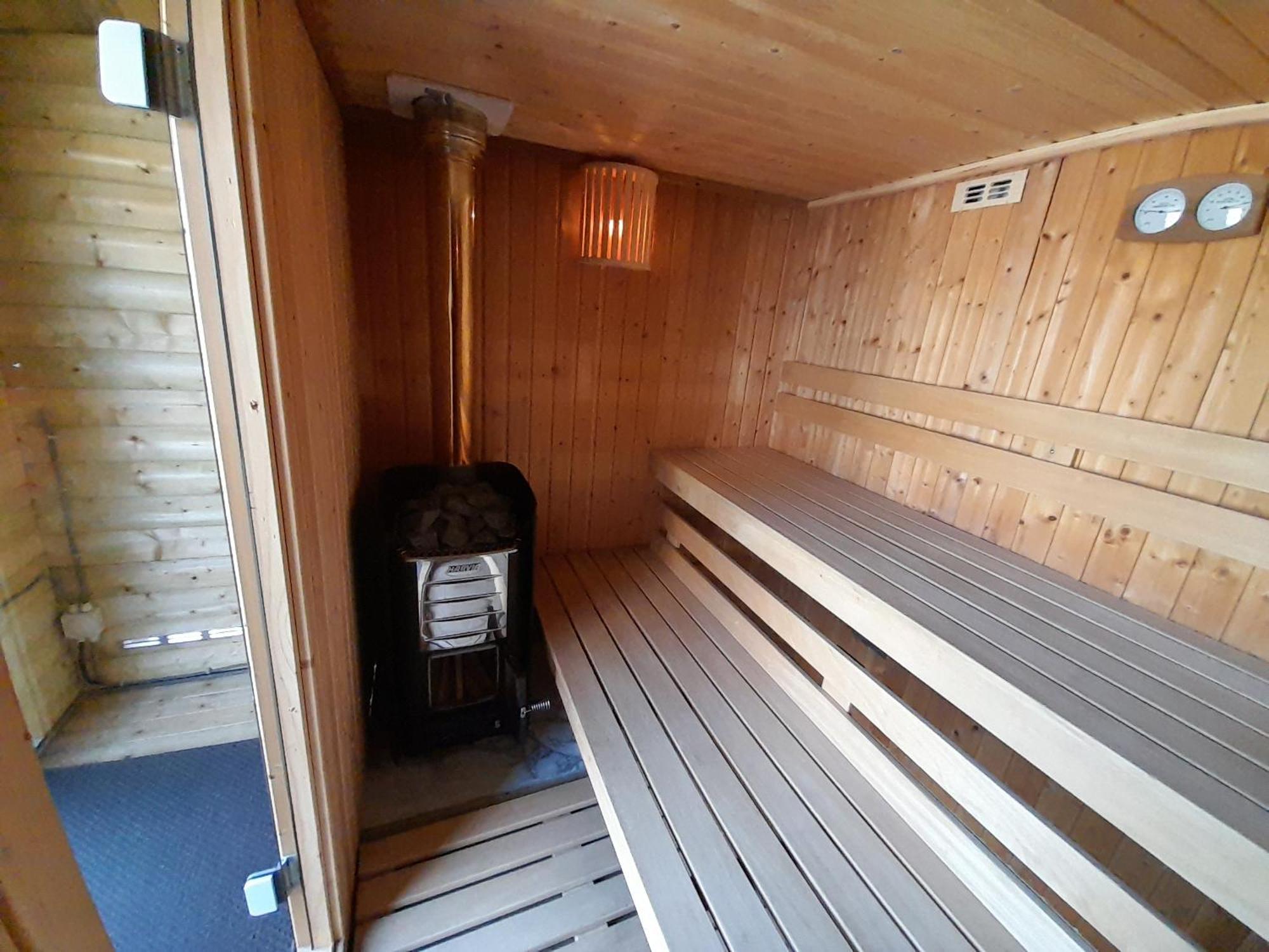 Beautiful 6-Person Chalet With Finnish Wood-Fired Sauna Tzummarum ภายนอก รูปภาพ