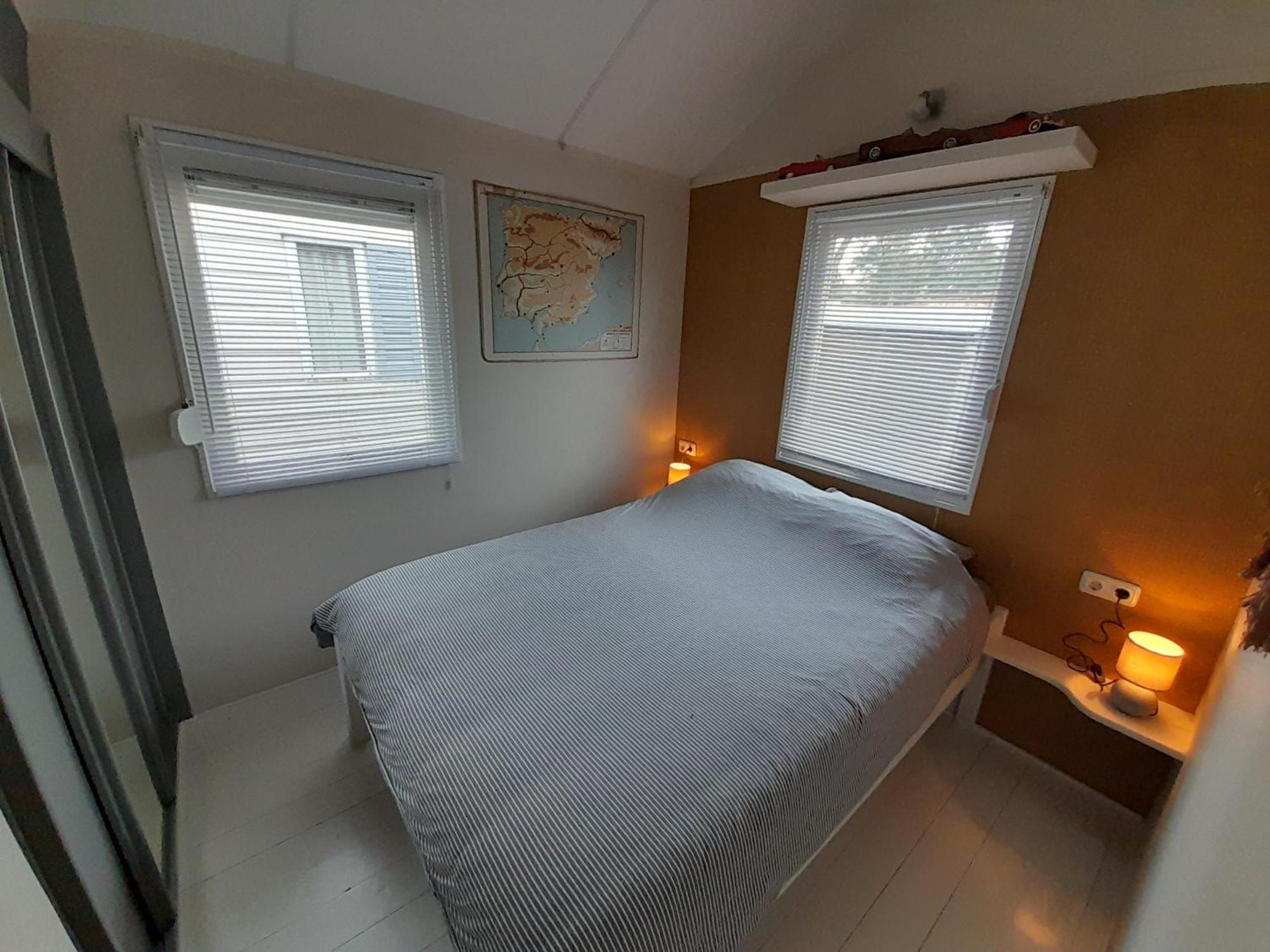 Beautiful 6-Person Chalet With Finnish Wood-Fired Sauna Tzummarum ภายนอก รูปภาพ